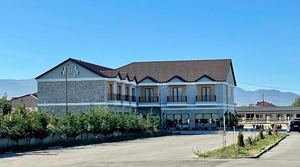 House Of Horses Shtepia E Kuajve Hotel Korce Exterior photo