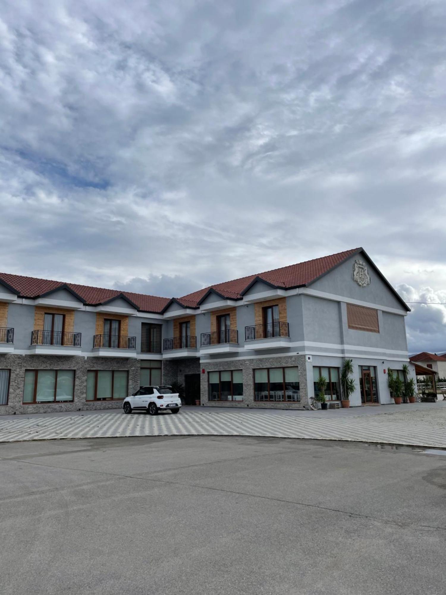 House Of Horses Shtepia E Kuajve Hotel Korce Exterior photo